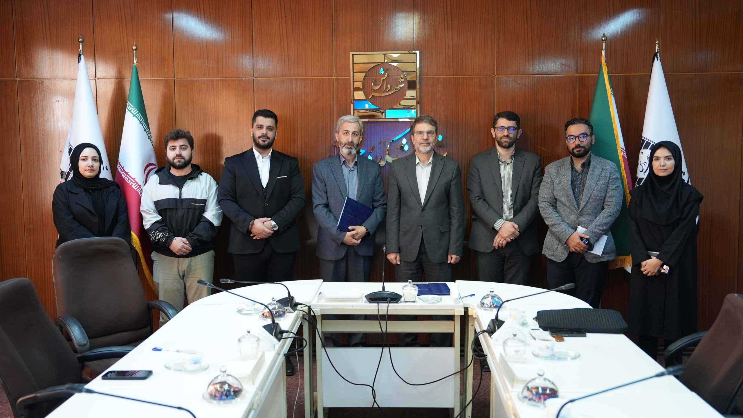 وحید اشتیاق - مهدی اسماعیلی- تفاهم نامه همکاری-پژوهشکده حقوقی شهردانش-دانشکده حقوق دانشگاه آزاد